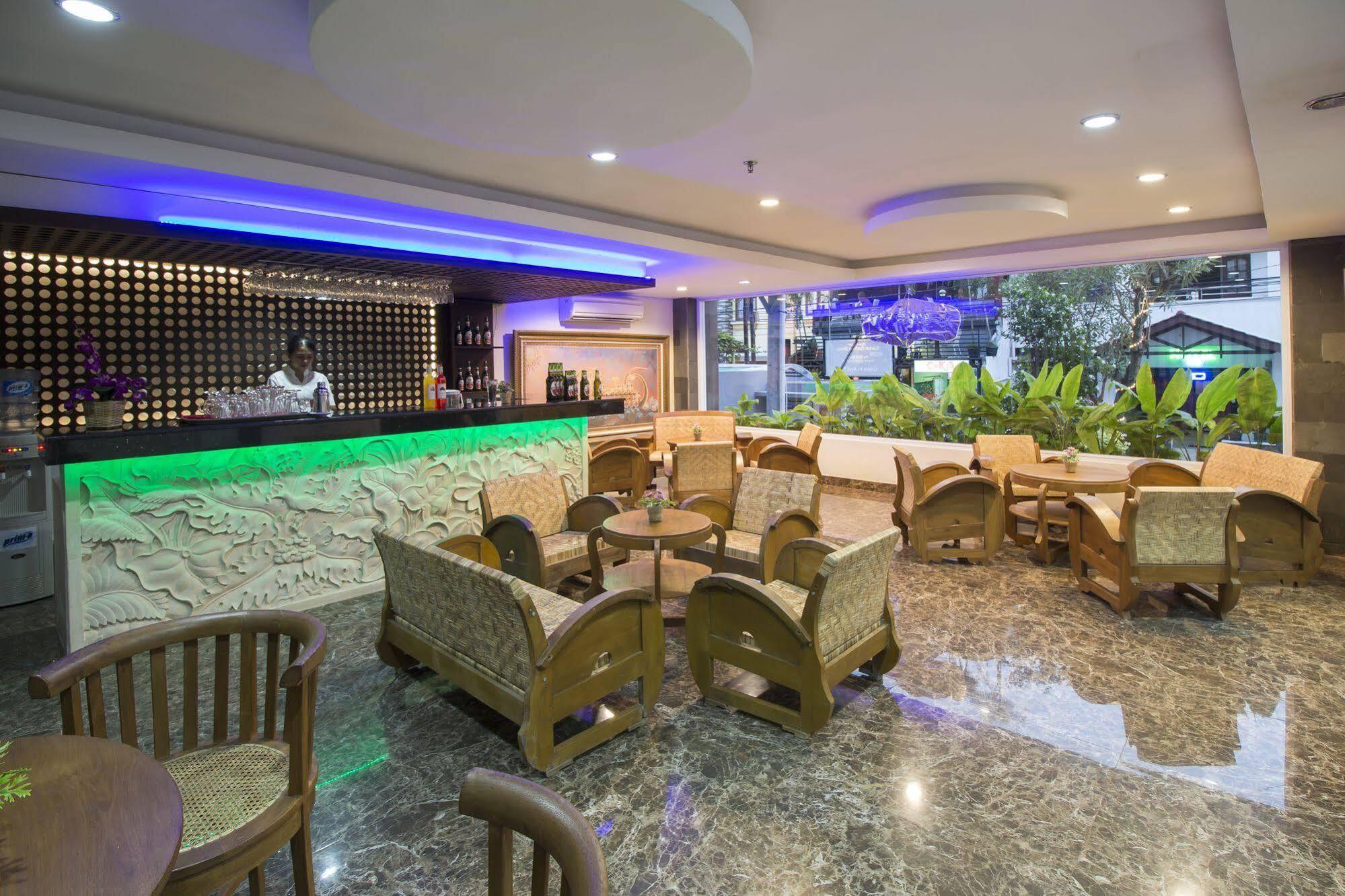 Grand Puri Saron Hotel Malioboro Yogyakarta Exterior foto