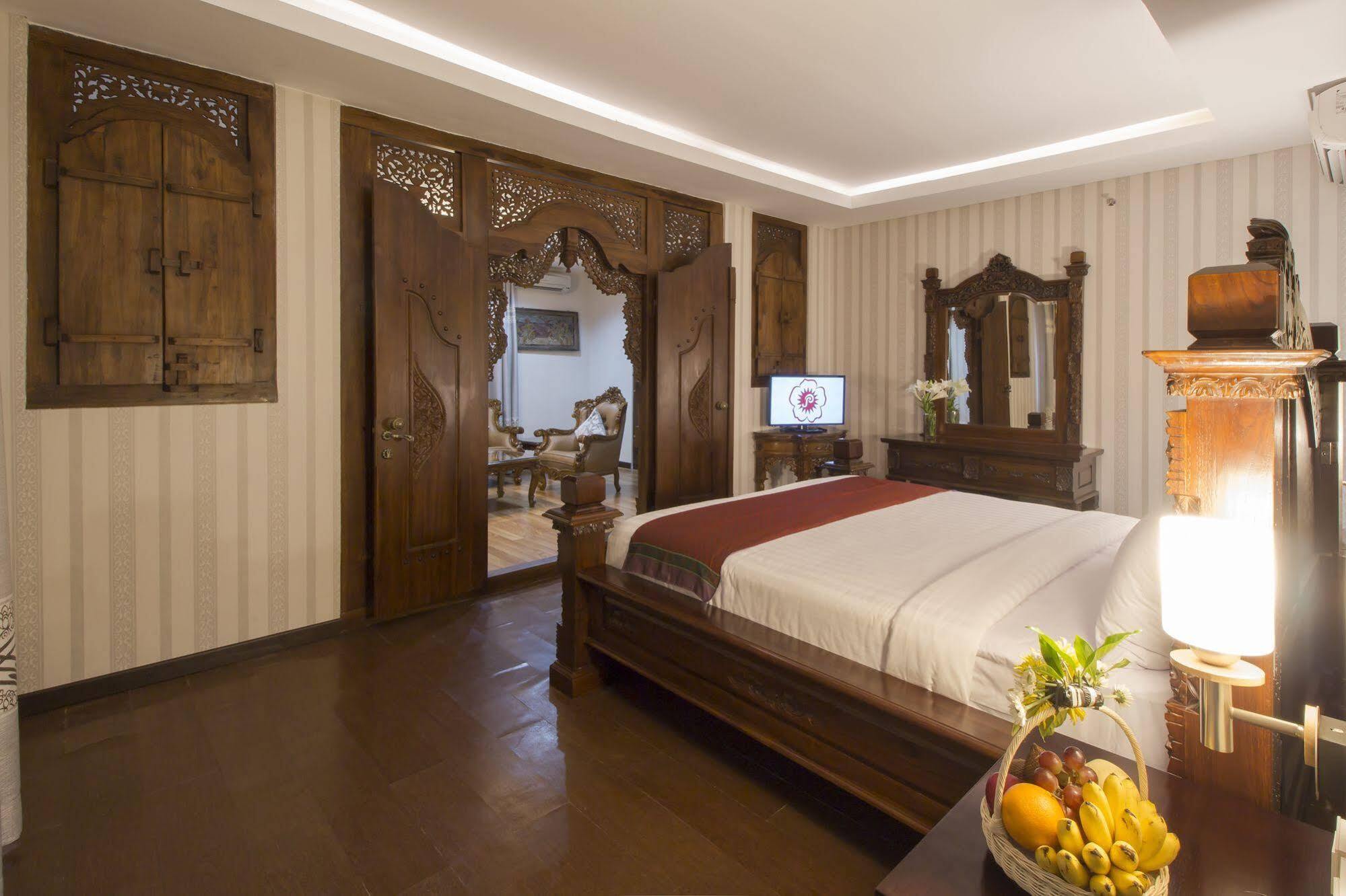 Grand Puri Saron Hotel Malioboro Yogyakarta Exterior foto
