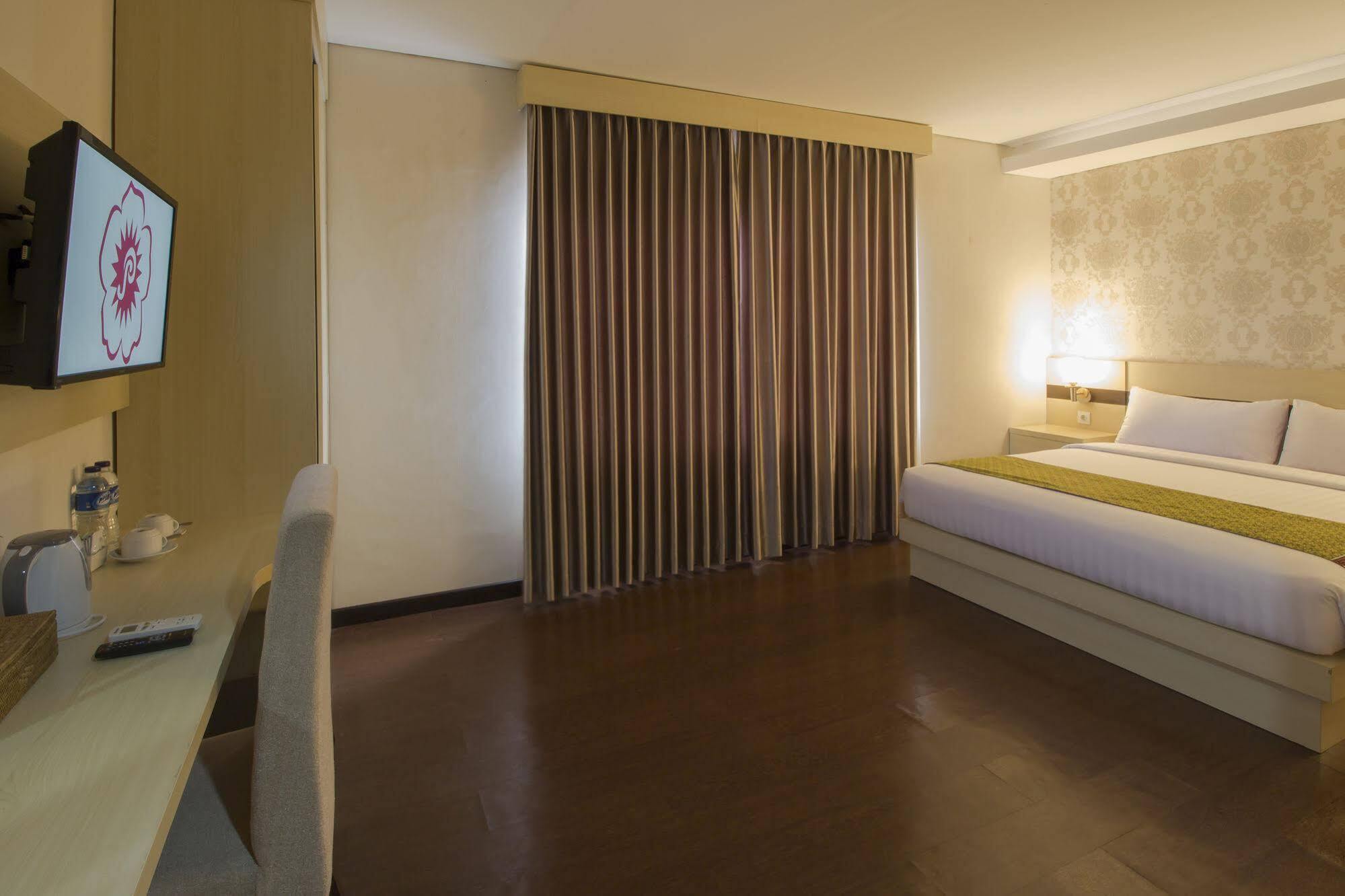 Grand Puri Saron Hotel Malioboro Yogyakarta Exterior foto