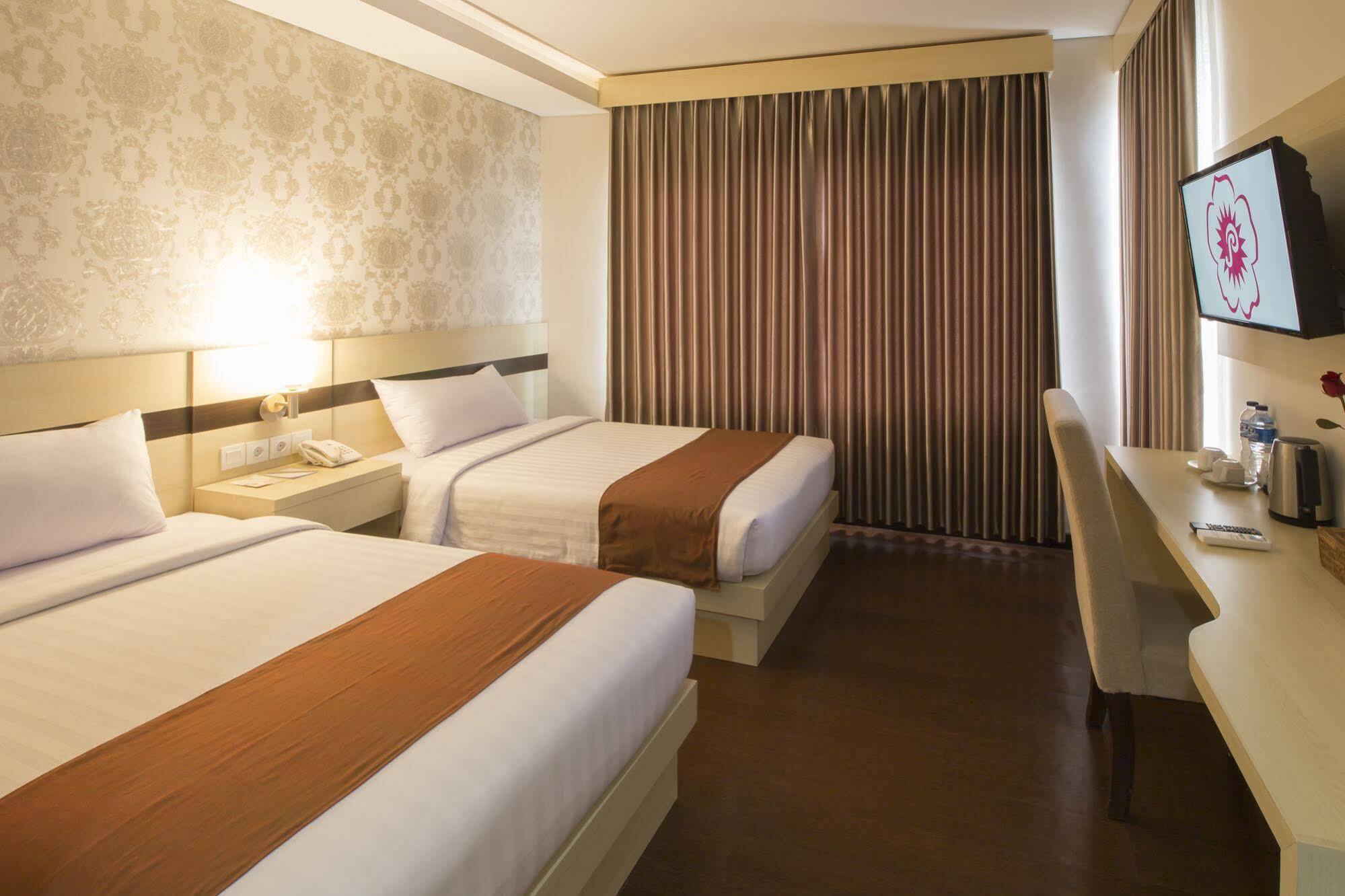 Grand Puri Saron Hotel Malioboro Yogyakarta Exterior foto
