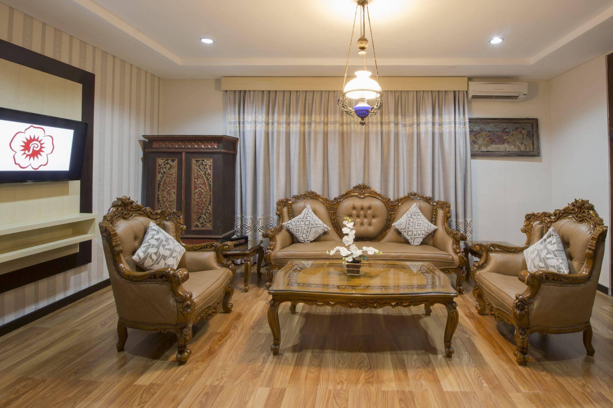 Grand Puri Saron Hotel Malioboro Yogyakarta Exterior foto