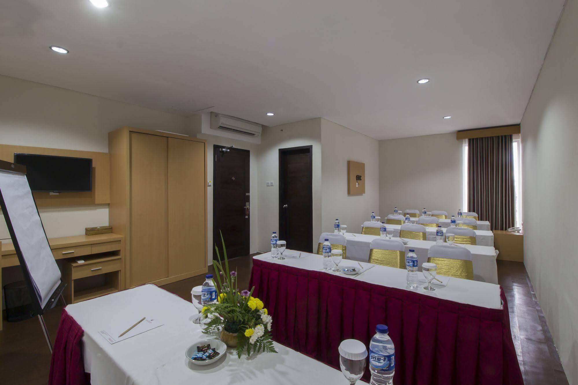 Grand Puri Saron Hotel Malioboro Yogyakarta Exterior foto